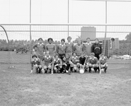 880874 Groepsportret (elftalfoto) van een voetbalelftal van de R.E.M.U., bij een onderling toernooi op het sportpark ...